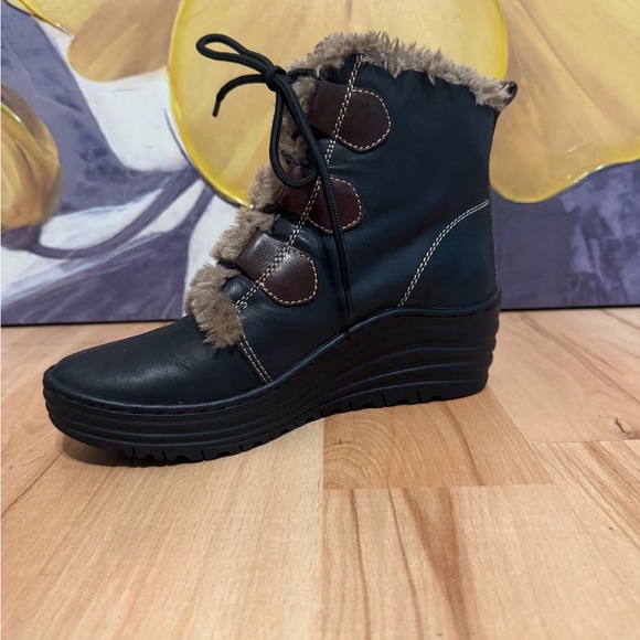 Bionica Leather Black and Brown Wedge Boot. Color: Blk/Brn. Size: 7 - Picture 8 of 9